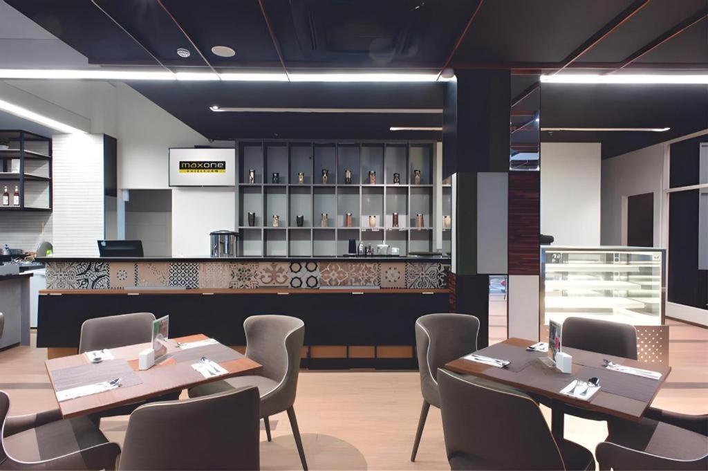 Maxonehotels.com@dharmahusada - 3* Surabaya