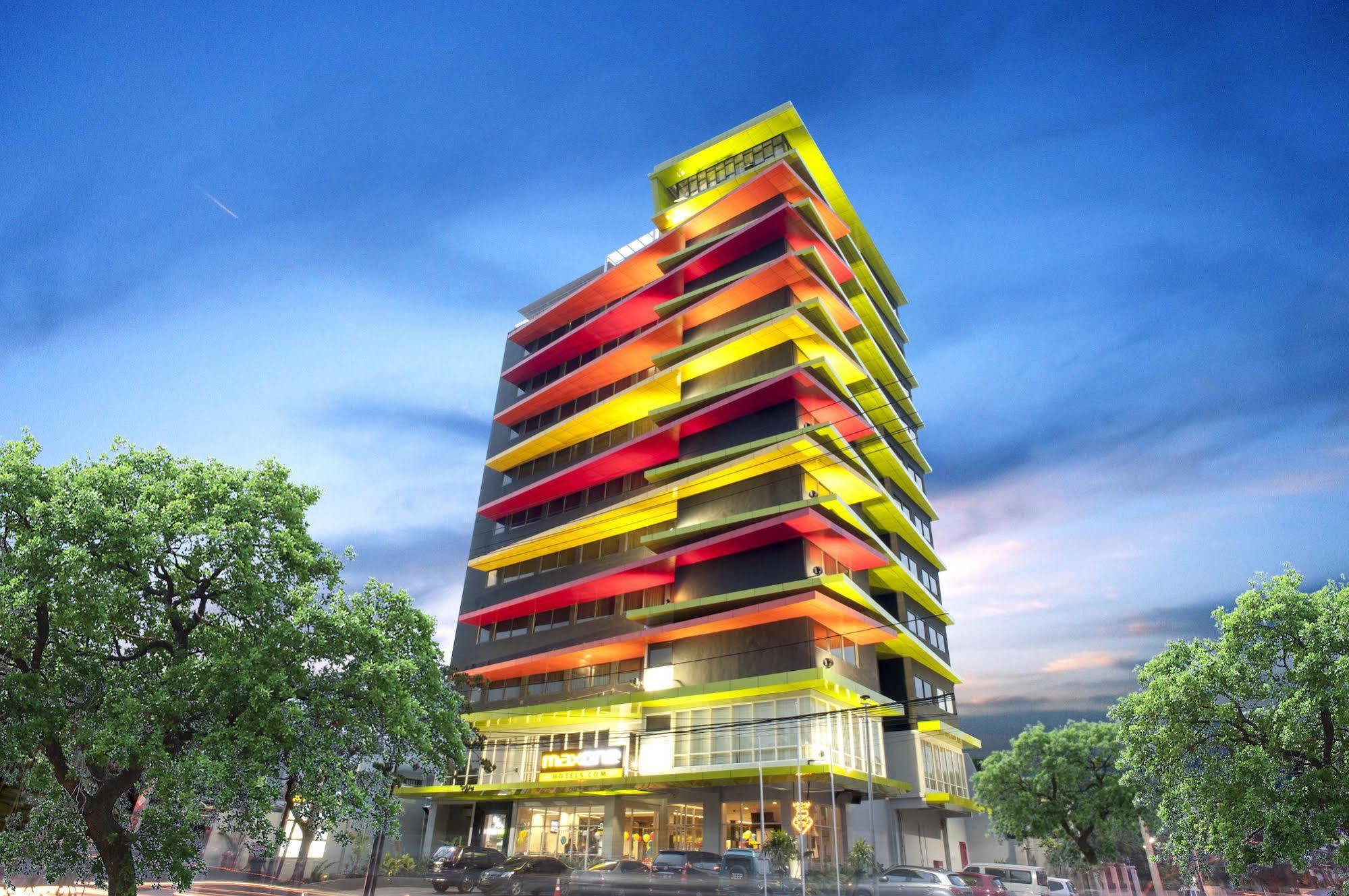 Maxonehotels.com@dharmahusada - 3* Surabaya